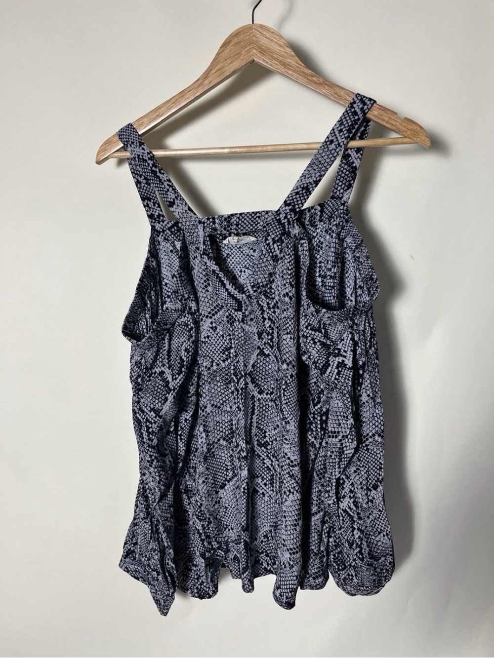 Entro Snake Print Blouse Cold Shoulder Long Sleeve Sz Lg Women’s Black White EUC